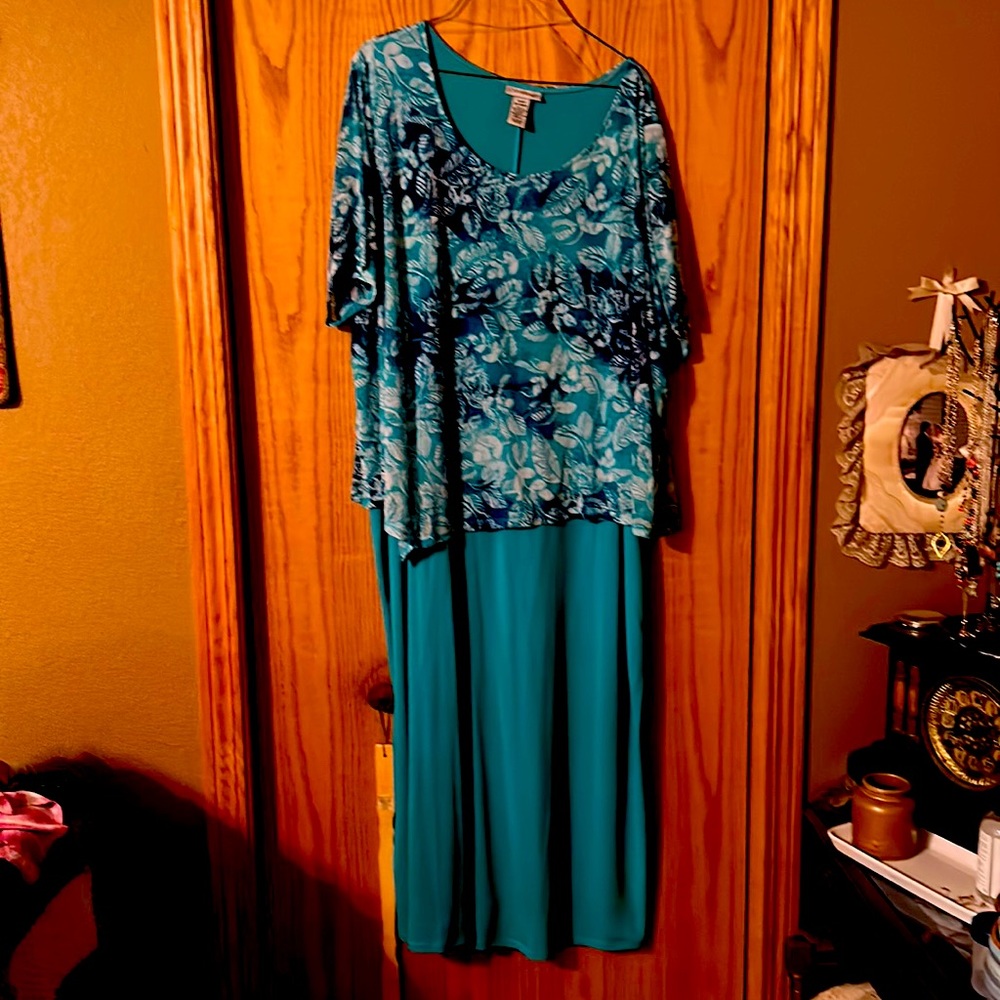Aqua dress from Catherine’s. Size3x. The overlay is attached. Only worn once.
